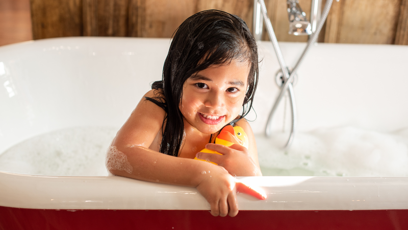 Vùng kín bé gái rất nhạy cảm, nên cần vệ sinh nhẹ nhàng, tránh dùng sản phẩm không phù hợp