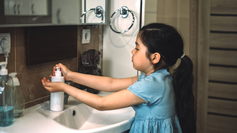 Mẹ nên hướng dẫn bé rửa tay, vệ sinh nhẹ nhàng bằng nước ấm, chỉ làm sạch bên ngoài và lau khô đúng cách