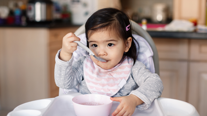 Cháo cá hồi cho bé cần chọn cá tươi, nấu chín kỹ, lọc xương, không nêm gia vị và theo dõi dị ứng