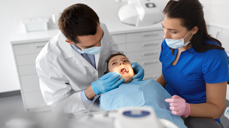 Bác sĩ tư vấn về kế hoạch chỉnh nha tăng trưởng phù hợp cho trẻ