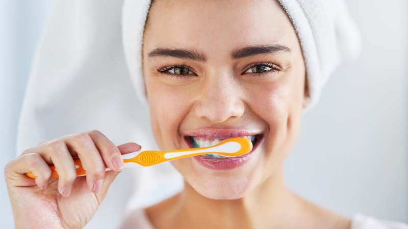 Cần làm sạch răng kỹ lưỡng trước khi đeo lại khí cụ