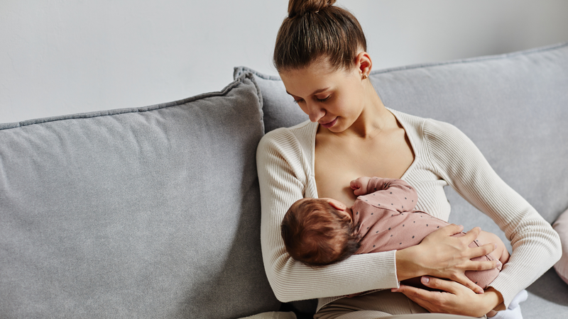 Cho con bú bị cảm cúm uống thuốc gì? Mẹ có thể dùng thuốc phù hợp theo chỉ định của bác sĩ hoặc dược sĩ