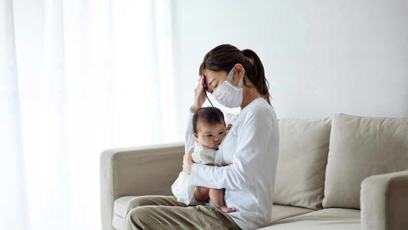 Đeo khẩu trang khi cho con bú giúp ngăn ngừa lây nhiễm cho bé