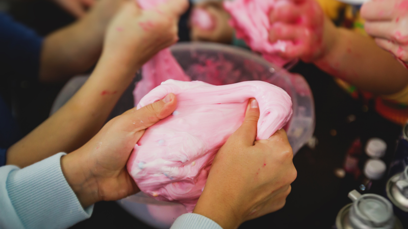 Nguy cơ từ slime chủ yếu đến từ sản phẩm kém chất lượng có thể chứa hóa chất độc hại như hàn the, kim loại nặng