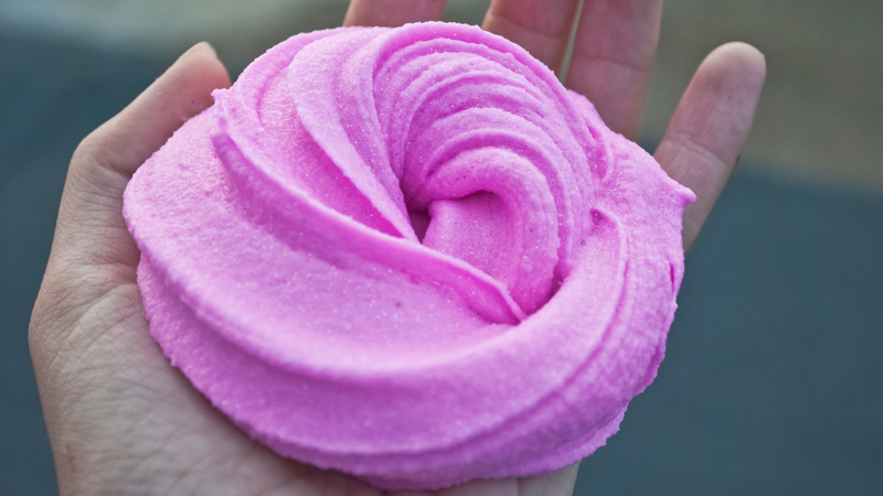 Chơi slime có bị ung thư không là thắc mắc của nhiều phụ huynh khi trẻ thường xuyên tiếp xúc với món đồ chơi này