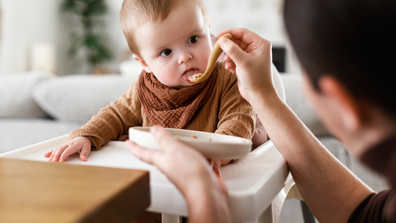 Cha mẹ cần lưu ý các trường hợp không nên trộn sữa vào cháo