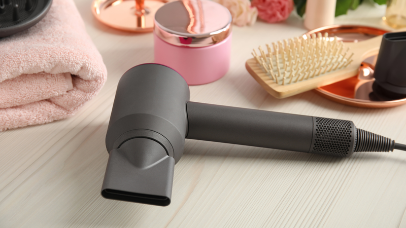 Máy sấy tóc là thiết bị điện dùng luồng khí nóng hoặc mát để làm khô tóc nhanh sau khi gội