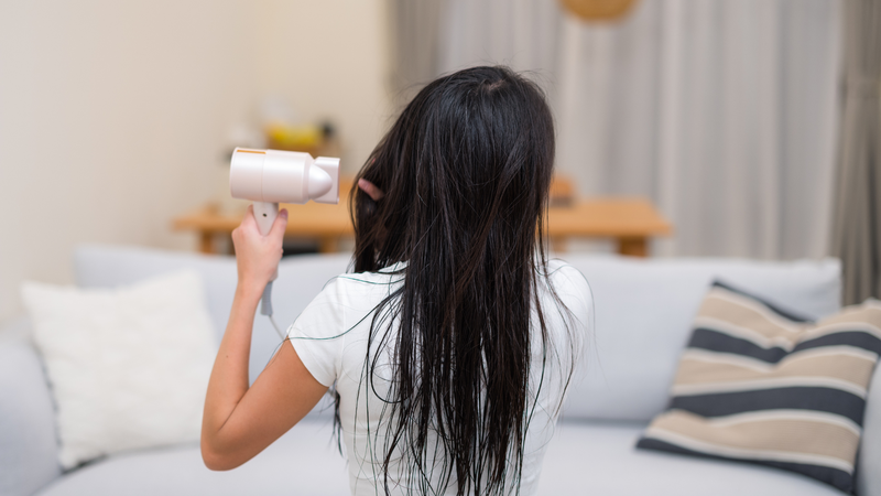 Máy sấy tóc giúp làm khô tóc nhanh, tiết kiệm thời gian và hạn chế ẩm ướt gây nấm da đầu