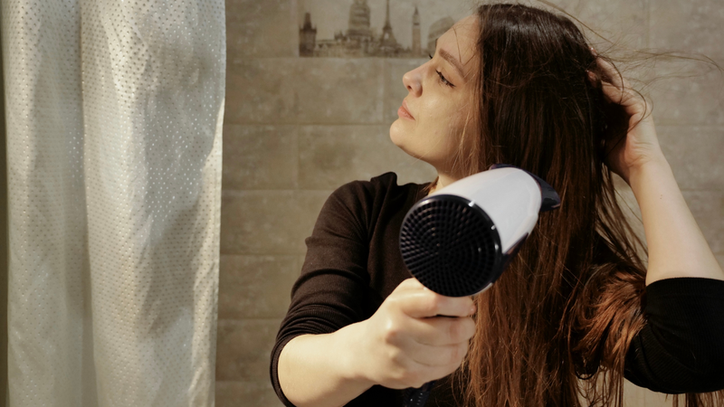 Khi sấy tóc nên giữ khoảng cách 15–20 cm và di chuyển liên tục để tránh gây hư tổn tóc và da đầu