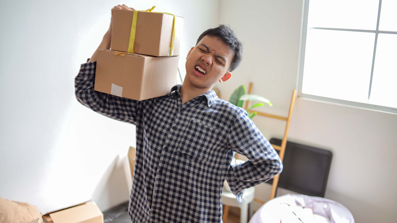 Nâng vật nặng sai tư thế làm tăng áp lực lên vùng sàn chậu