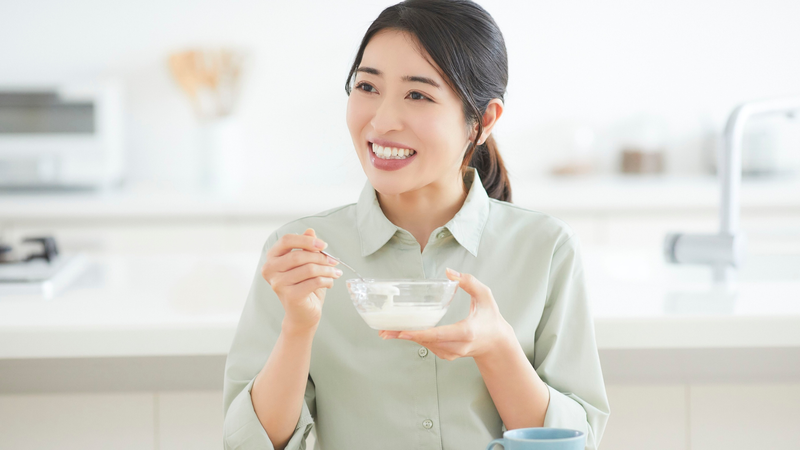 Ăn sữa chua đúng cách và đúng thời điểm có thể hỗ trợ giảm đầy bụng và cải thiện tiêu hóa hiệu quả hơn