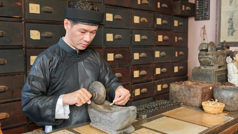 Dây đau xương có tác dụng gì? Thầy thuốc Đông y dùng dây đau xương để hỗ trợ giảm đau nhức và cải thiện triệu chứng phong thấp xương khớp