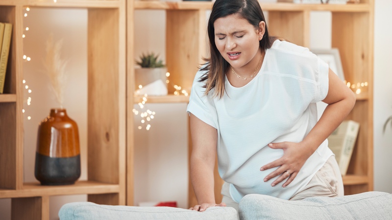 Dư ối kèm bụng căng cứng có thể gây khó chịu và cần được bác sĩ đánh giá