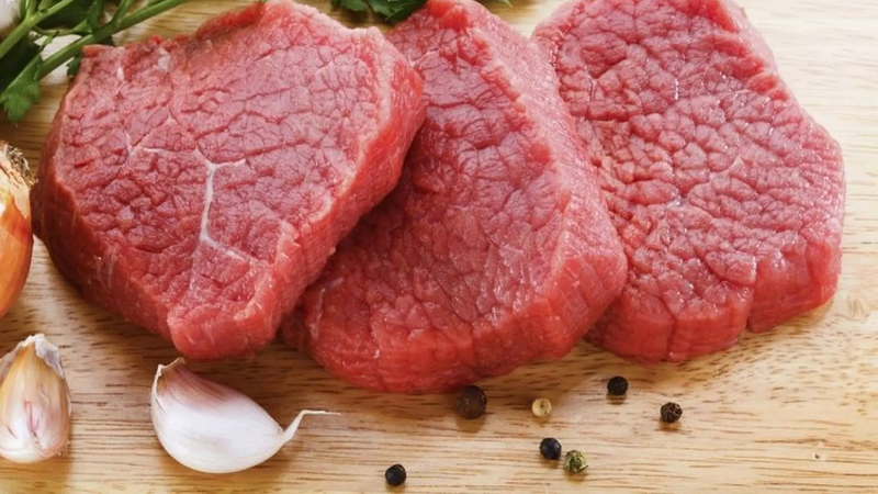 Nên nấu chín kỹ thịt trâu, ninh mềm và kết hợp gừng, sả hoặc tỏi để dễ tiêu hóa hơn