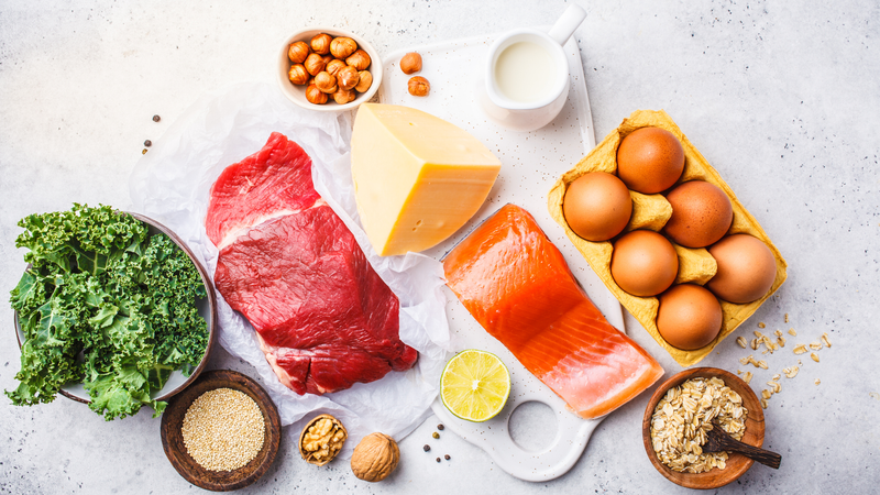 Sau sinh nên ăn đủ chất, giàu protein, chất xơ và uống đủ nước để phục hồi và lợi sữa