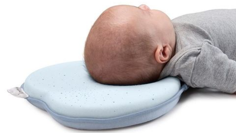 Nên chọn gối chống bẹp đầu chất liệu an toàn, thoáng khí, kích thước phù hợp và có chứng nhận uy tín