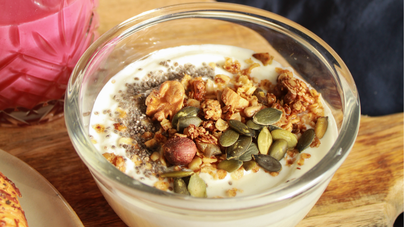 Bạn có thể kết hợp hạt protein với sữa chua để tăng hương vị và giá trị dinh dưỡng