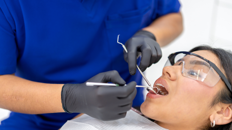 Thăm khám và tư vấn với nha sĩ là bước quan trọng để chọn phương pháp phù hợp