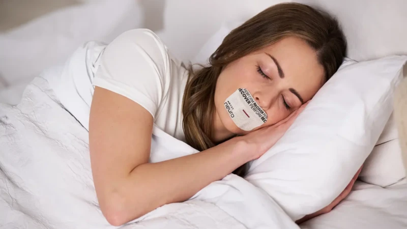 Nên dùng miếng dán chuyên dụng, thử trước khi ngủ và đảm bảo có thể tháo ngay khi khó chịu