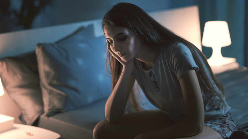 Nên đi khám nếu ngáy to, ngưng thở khi ngủ, buồn ngủ ban ngày hoặc mệt mỏi kéo dài dù đã ngủ đủ