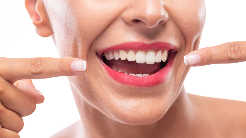 Nhiều người thường băn khoăn rằng mới trám răng có uống nước đá được không