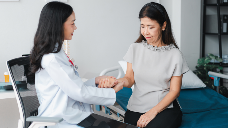 Bác sĩ thăm khám và đánh giá nguyên nhân gây mệt mỏi, mắt lờ đờ kéo dài