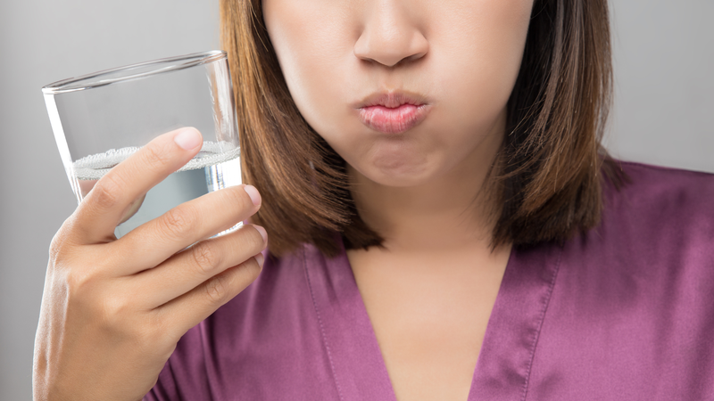 Vệ sinh vùng răng mới nhổ nhẹ nhàng giúp giữ vết thương sạch và hạn chế nhiễm trùng