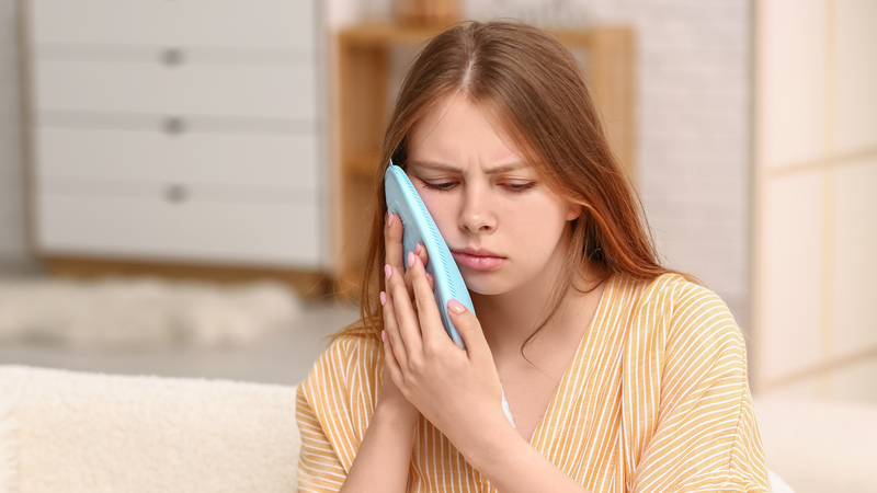 Chườm lạnh đúng cách giúp giảm sưng đau hiệu quả trong 48 giờ đầu