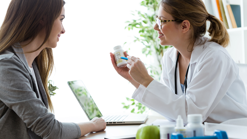 Những ai không nên uống vitamin tổng hợp? Phụ nữ mang thai cần tham khảo ý kiến bác sĩ về việc bổ sung vitamin