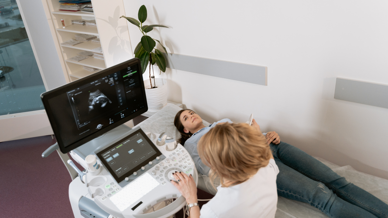 Bác sĩ tư vấn và theo dõi thai kỳ giúp mẹ bầu an tâm sau khi nhuộm tóc trước khi biết có thai