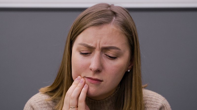 Niềng răng Invisalign có đau không? Cảm giác căng tức là dấu hiệu cho thấy răng đang dịch chuyển đúng hướng