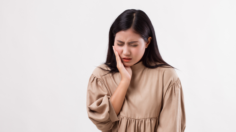 Đau dữ dội hoặc kéo dài khi niềng Invisalign là dấu hiệu cần kiểm tra với nha sĩ