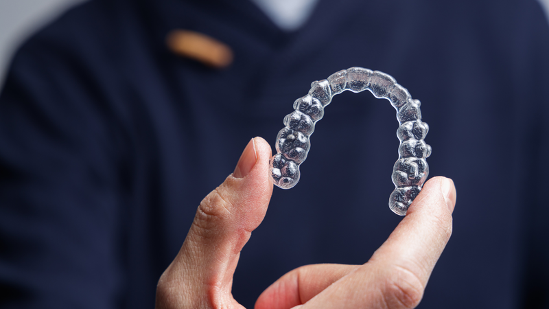 Khay niềng Invisalign được thiết kế riêng biệt, gần như vô hình khi đeo