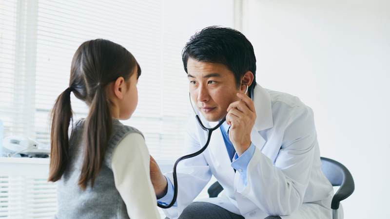 Đưa trẻ đi khám ngay khi có các dấu hiệu bất thường để đảm bảo an toàn