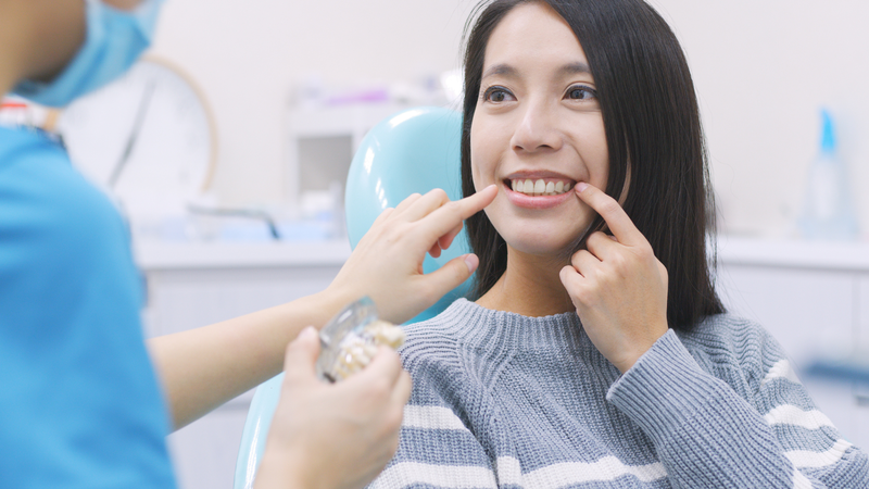 Nha sĩ sẽ tư vấn phương pháp điều trị phù hợp với tình trạng răng khôn hàm dưới bị sâu