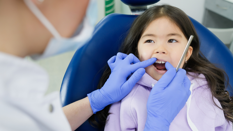 Nha sĩ sẽ đưa ra phương án xử lý phù hợp cho tình trạng răng của trẻ