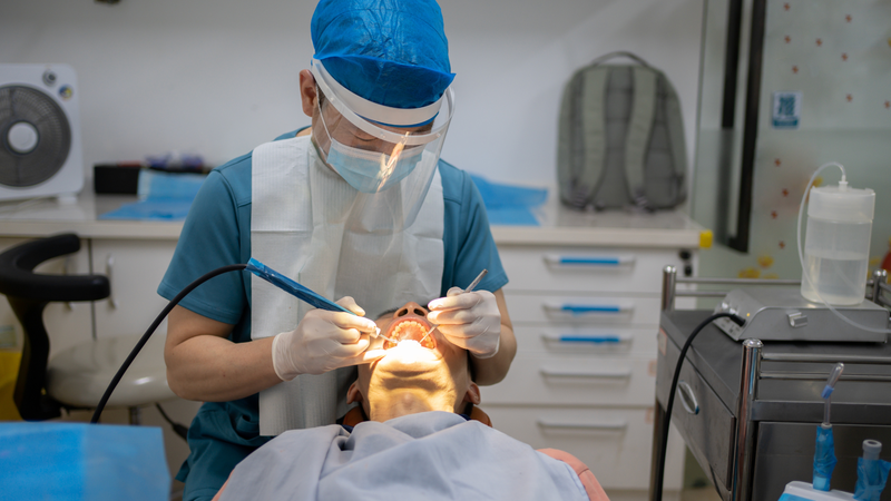 Liên hệ nha sĩ ngay lập tức là bước quan trọng nhất cần làm