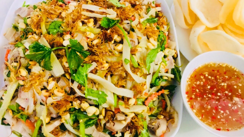 Gỏi lục bình có vị giòn mát, thanh đạm và là món ăn khai vị kích thích vị giác