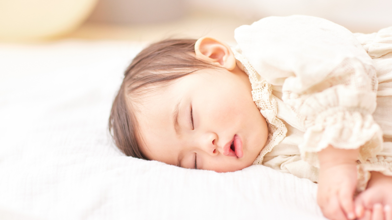 Cần đưa trẻ đến bệnh viện ngay khi có dấu hiệu co giật hoặc li bì