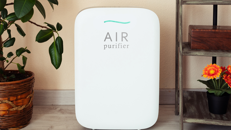 Nên chọn máy lọc có HEPA và than hoạt tính, hạn chế ozone; với UV hoặc ion thì chỉ dùng khi không có người trong phòng