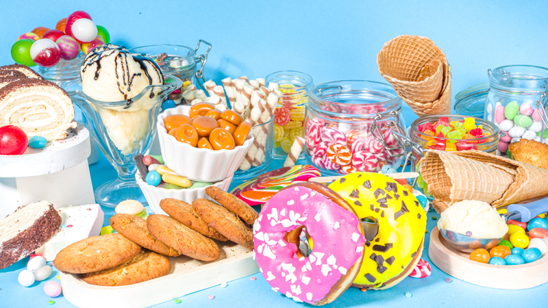 Nên tránh đồ uống có đường, bánh kẹo, thực phẩm chế biến sẵn và các loại sốt công nghiệp