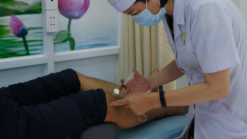 Cơ chế tác động kép giúp việc thủy châm khớp gối giảm đau hiệu quả