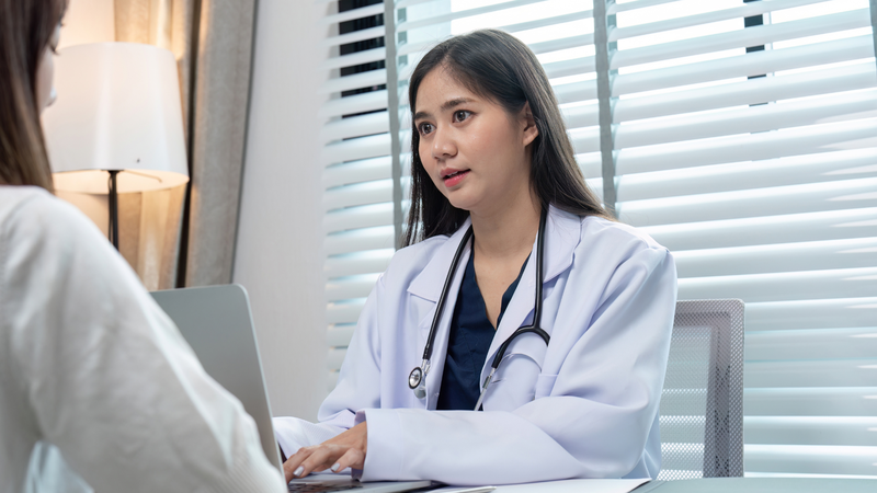 Thăm khám bác sĩ để được tư vấn chính xác khi chu kỳ kinh nguyệt bất thường kéo dài
