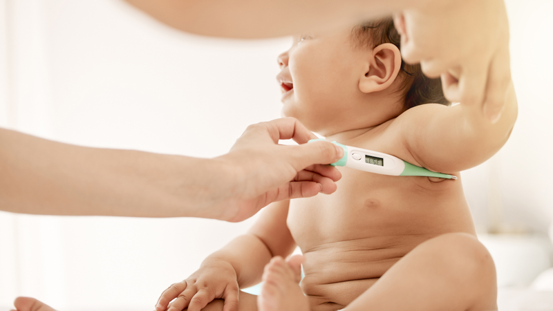 Theo dõi thân nhiệt của trẻ thường xuyên là việc cần thiết sau tiêm chủng