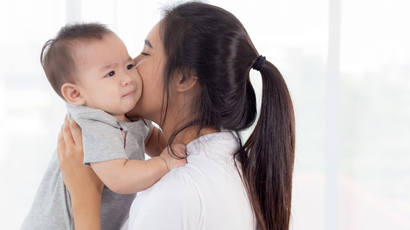 Sự vỗ về của cha mẹ giúp trẻ cảm thấy dễ chịu hơn sau khi tiêm