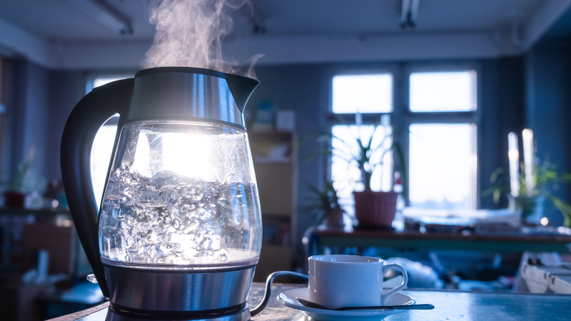 Đun sôi nước chỉ diệt vi khuẩn nhưng không loại bỏ kim loại nặng, thậm chí đun quá lâu có thể làm tăng tạp chất