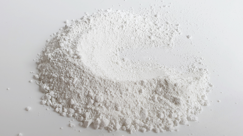 Titanium dioxide là hợp chất bột trắng, có tính ổn định và được sử dụng rộng rãi trong nhiều sản phẩm