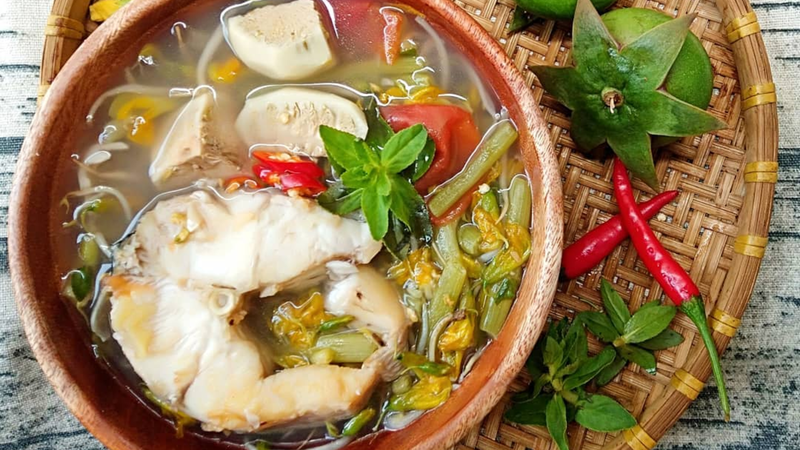 Canh chua cá nấu bần có vị chua thanh đặc trưng, giúp món ăn thêm đậm đà và hấp dẫn