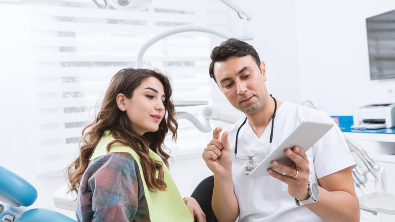 Nha sĩ tư vấn cho bệnh nhân về các loại vật liệu trám răng