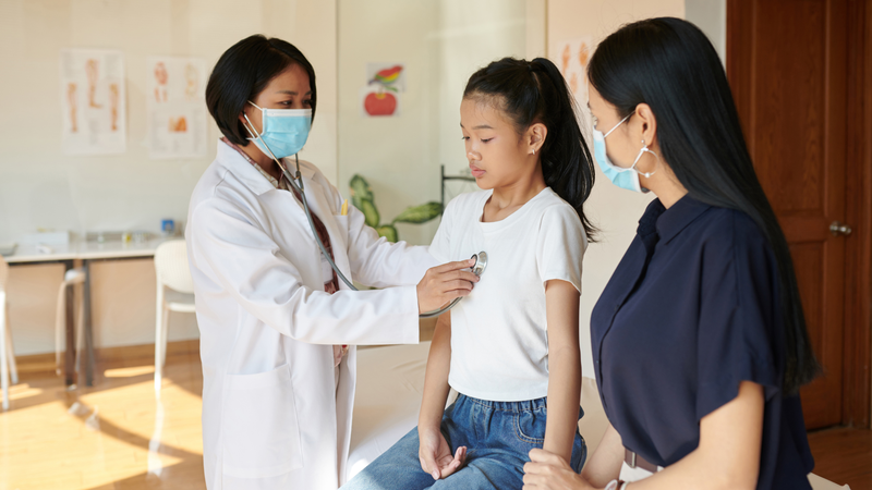 Bác sĩ thăm khám và tư vấn nguyên nhân trễ kinh ở tuổi dậy thì để có hướng xử trí phù hợp
